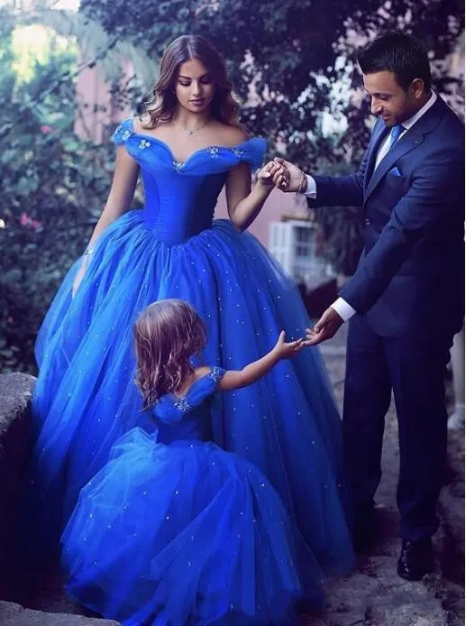 Vestidos de la muchacha de flor de Cenicienta azul real para las bodas fuera de los hombros Vestido de bola Vestido de las muchachas Vestido del desfile vestido de comunión de los niños por encargo
