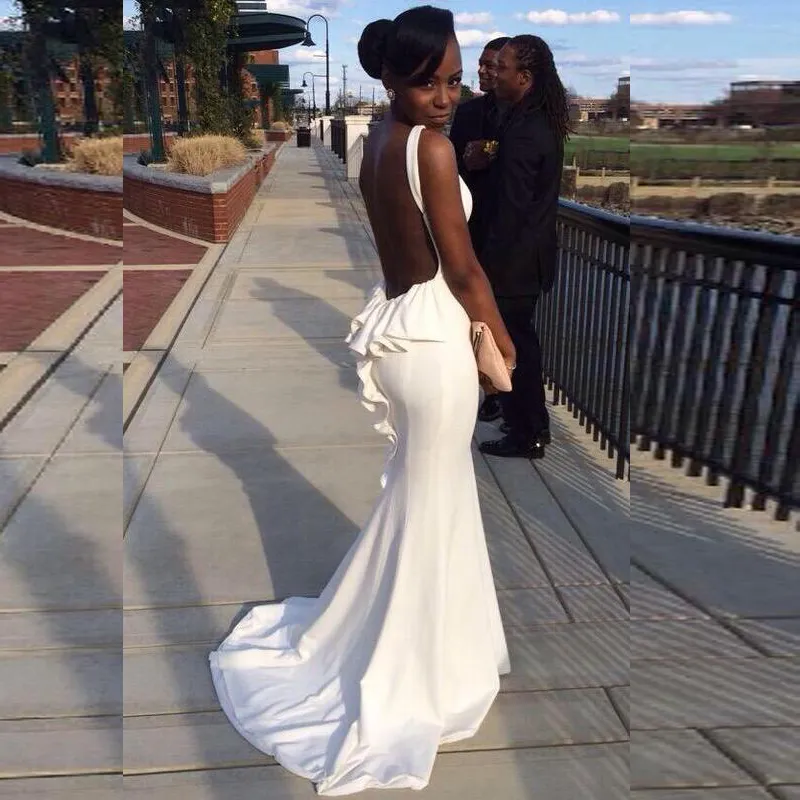セクシーなアラビアのアフリカのイブニングドレステーマの白いアイボリージュエルネックノースリースの背中のないフィットイブニングドレスフリル付きのProd Downs