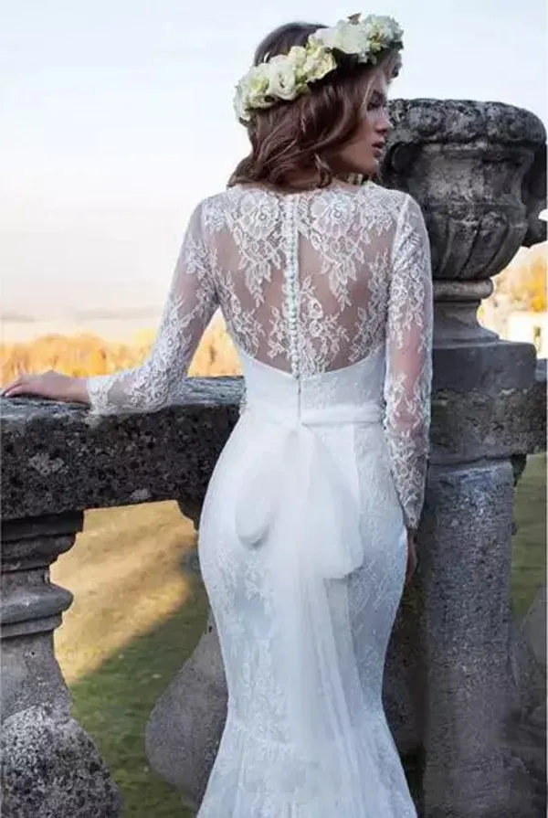 Ultimi abiti da sposa economici da spiaggia 2017 Sirena Bateau Neck Corte dei treni Maniche lunghe Abiti da sposa aderenti in pizzo pieno con fascia staccabile