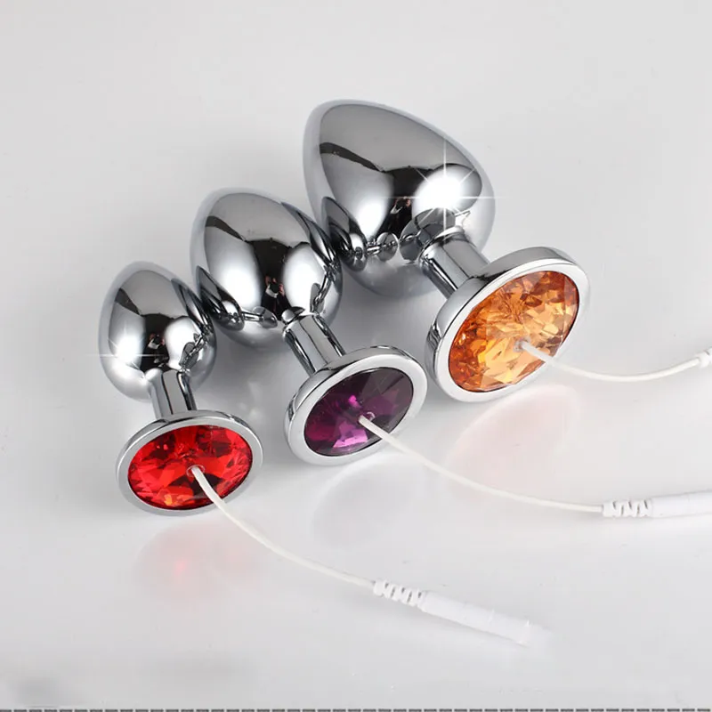 spiked anal plug Analer Analplug aus Glas mit flauschigem Schwanz mit weiblichen Händen.  Spielzeug für Spiele für Erwachsene