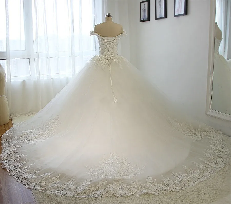 Från axeln korta ärmar lyxig bröllopsklänning lång tåg tyll applikation pärlboll klänningar snörning vit vintage riktig klänning