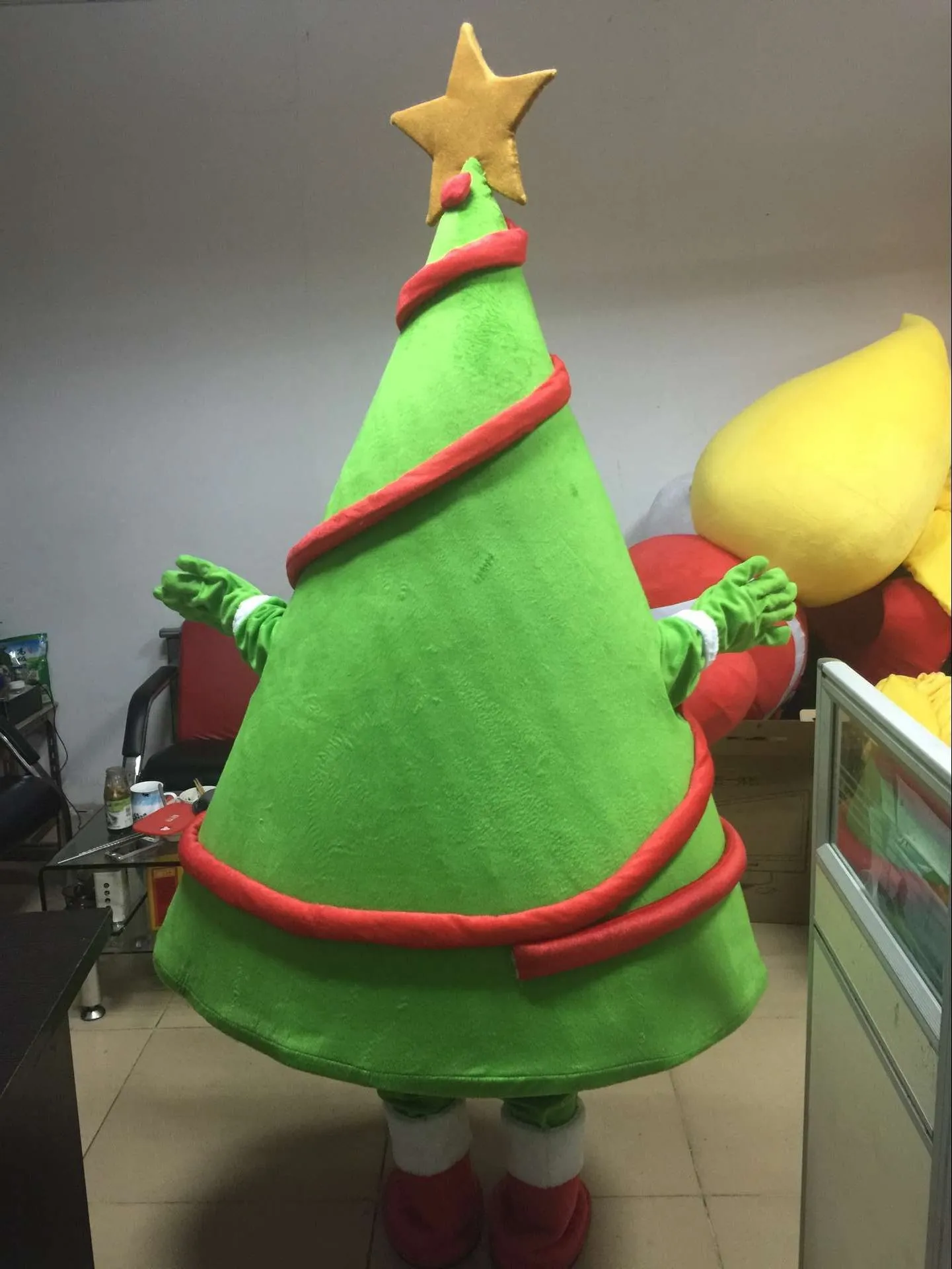 La robe de mascotte de dessin animé de sapin de Noël habille le costume de taille adulte costume de mascotte de carnaval fête gratuite saint valentin