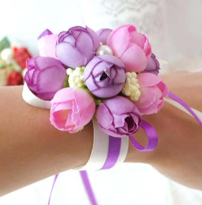 パーティーカップチェアの装飾花嫁の手首の花の姉妹の手の花の新郎Boutonniereベストマンコサージュプロムの結婚式の花5色の贈り物