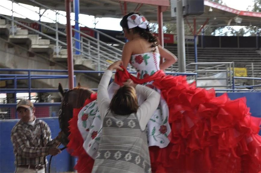 Vintage 2019 белый и красный органза каскадные оборками шариковые платья Quinceanera платья дешевые любительские вышивка многоуровневые сладкие 16 платье EN7119