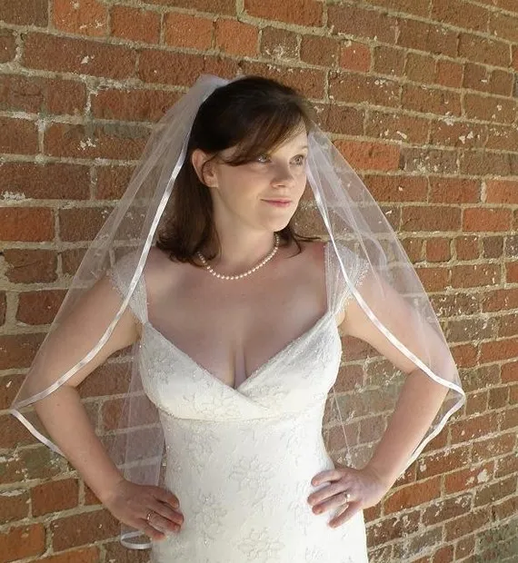 Nieuwe Top Fashion Real Image Satin Edge met kam 1t Lvory White Wedding Sluier Fingertip Bridal Ve