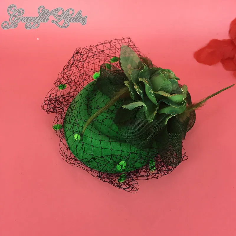 Gröna blommor brud hattar med mesh slöjor fjäder blomma båge fascinator hattar bröllop hatt slöjor bröllop brud birdcage slöja till salu Storbritannien