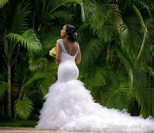 Nuovi abiti da sposa a sirena scollo a V profondo strati di perline abiti da sposa a sirena cappella treno abito da sposa spiaggia con lacci indietro yo30