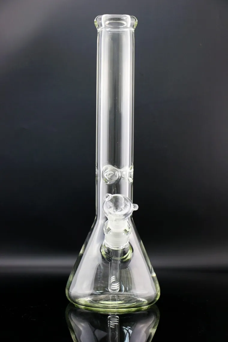 Bong Para Fumar Tabaco Y Marihuana. Frasco De Vidrio Para Cannabis. Humo Gris. Concepto De Drogas Image211872327