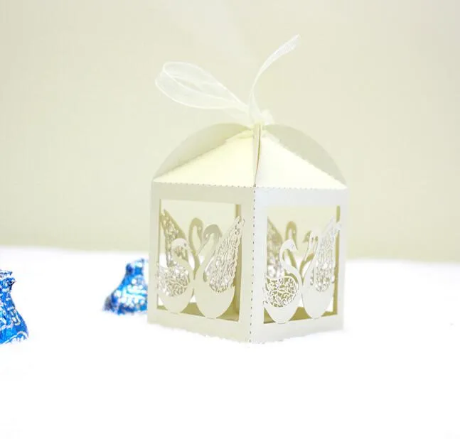 100 sztuk Laser Cut Hollow Swan Candy Box Chocolates Pudełka ze wstążką na wesele Party Baby Shower Favor Prezent