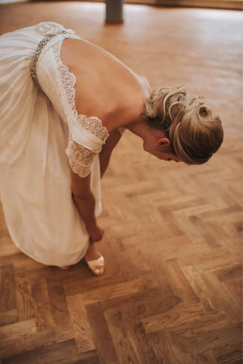 Superbe robes de mariée plage avec détachable Shining Sash plis en mousseline de soie avec dentelle florale robes de mariée robe de mariée grande taille