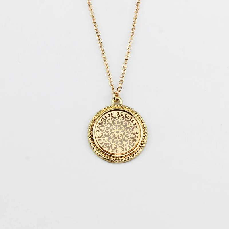 Christmas Gift Gold Cut Out Filigree Round Pattern Pendant Necklace Openwork Hollow Out Filigree Round Geometric Statement Choker Necklace