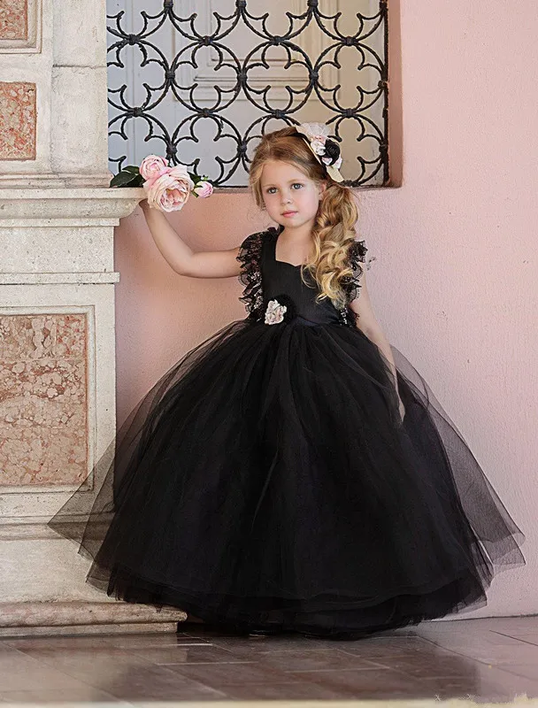 Schwarze Ballkleid-Blumenmädchenkleider Puffy Lace Cap Sleeves Open Back 2020 Girls Pageant Dress Gothic Kids Formal Wear Brautkleider