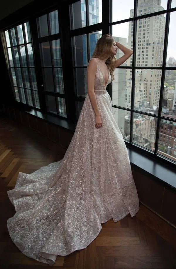 Sexig Deep V Neck 2018 Berta Bröllopsklänningar Baklösa Ärmlös Beaded Luxury Bridal Gowns Sweep Train Crystal Illusion Bodice Bröllopsklänning