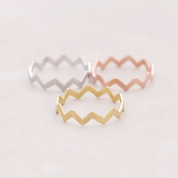 Fashion Wave Flat Ring Serrated Design Lämplig för kvinnor och män Smidig yta Guld Silver Rose Tre färg Valfritt