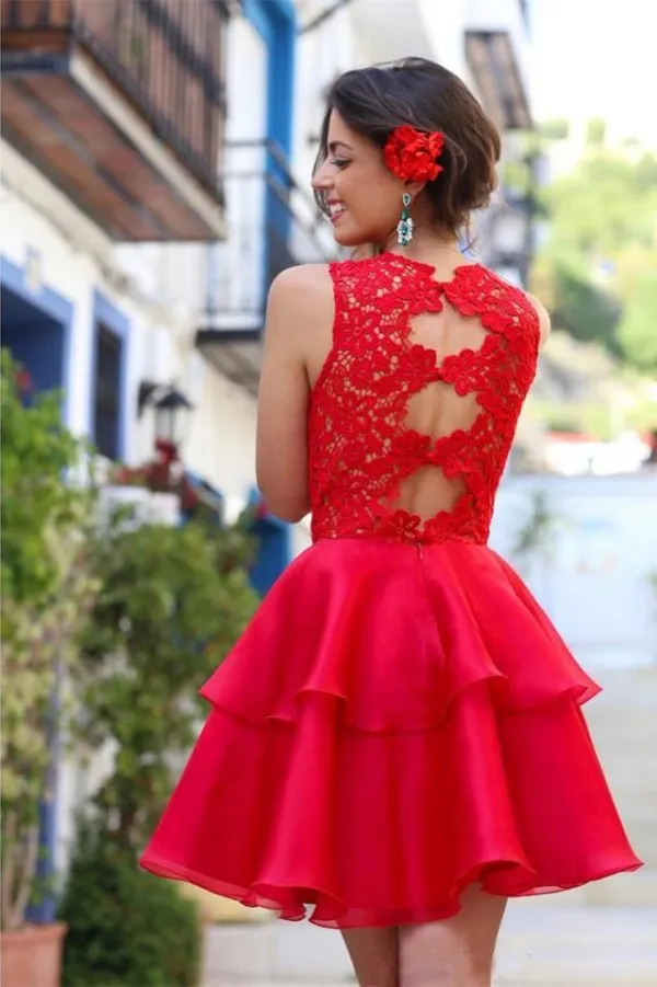 Nieuwe afstuderen Jurken Rode Korte Prom Homecoming Partyjurk Sheer Jewel Hals Mouwloze Kant Top Zie door Hollow Back Tiered Rok