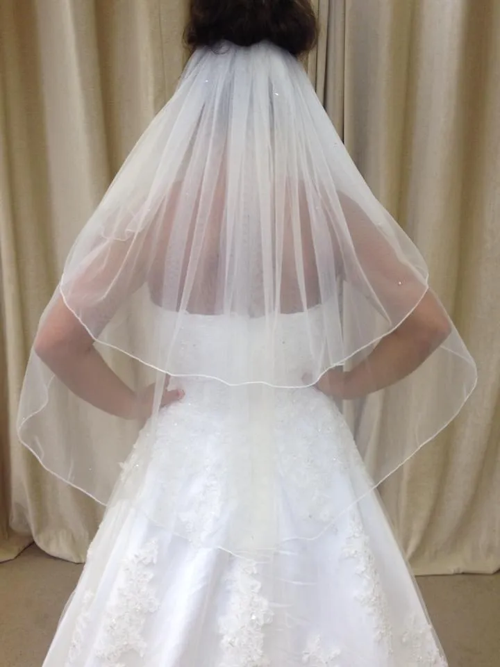 Nowy prawdziwy obraz Beautiful Line Edge 2T z Grzebień Dżetów Lwory White Elbow Wedding Veils Veils