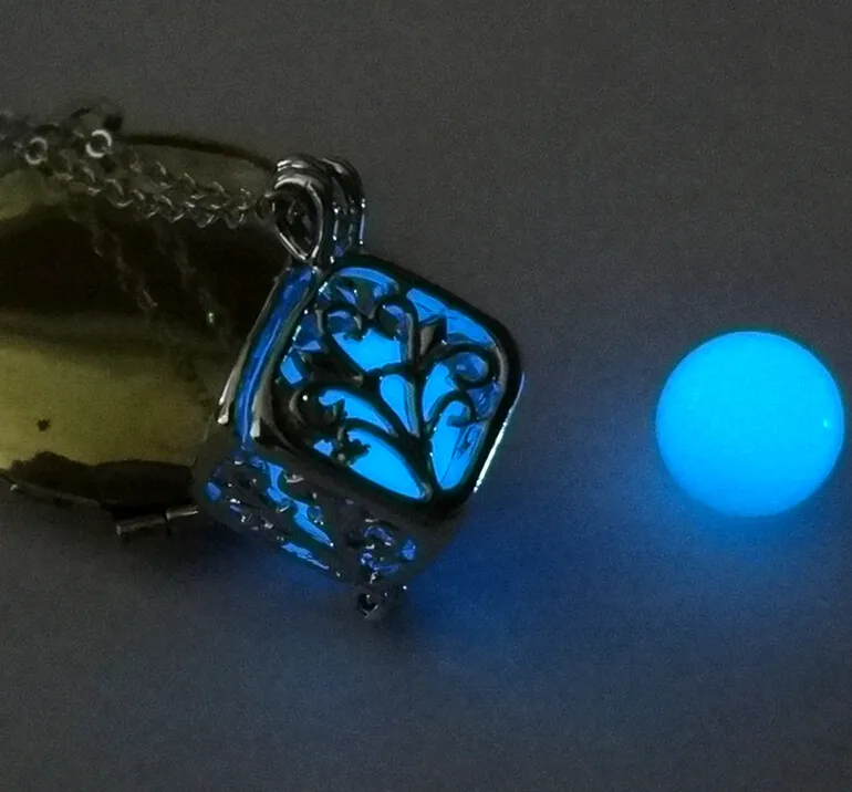 Cubo magico Medaglioni nottilucenti Albero della vita Modello scavato Perline luminose Pendenti quadrati Collane in vendita Si illuminano al buio