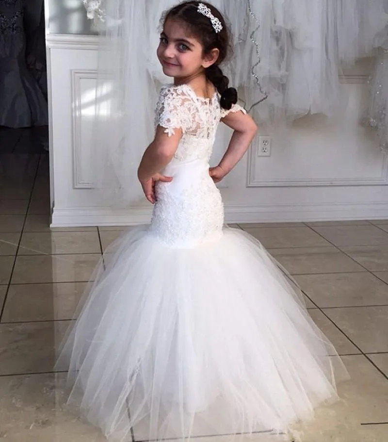 2022 Princess Flower Girl Dresses Short Sleeves Mermaid Lace Applique Tulle Zipper Button Back 세례식 아기 드레스 친교 가운