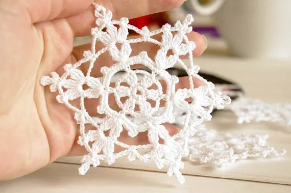 Flocon de neige au crochet Ornements suspendus Décorations d’hiver Ornements au crochet Flocons de neige au crochet blanc Ornements faits à la main Flocon de neige en dentelle de 12