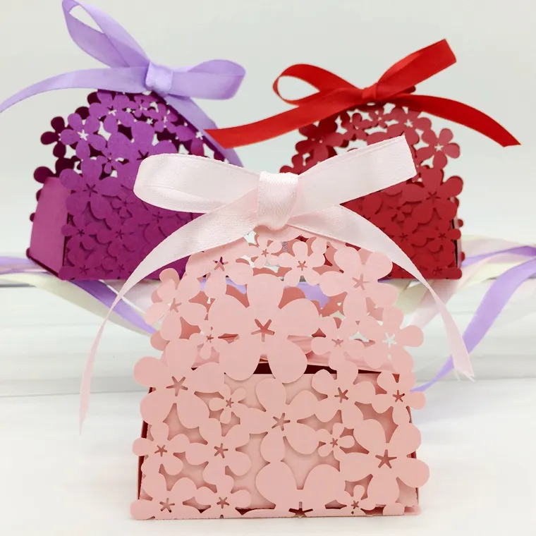 Typ-3 100pcs Laser Cut Hollow Flower Candy Box Chokladlådor med band för bröllopsfest Baby Shower Favor Gift