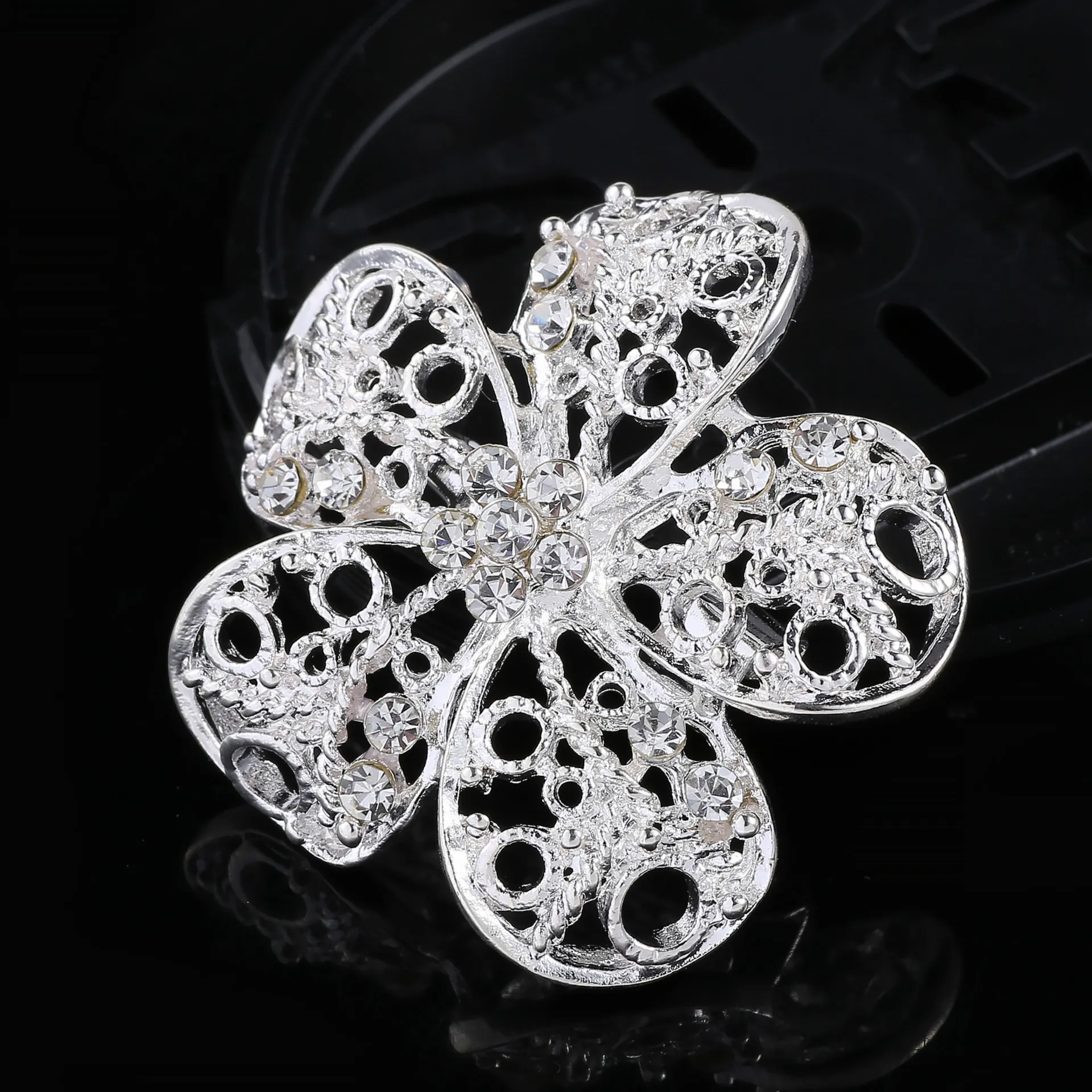 2016 Nowy Styl Hurtownie Moda Biżuteria Srebrny Kolor Kwiat Broszka Kobiety Kryształ Pins Wedding Broszki Mały rozmiar
