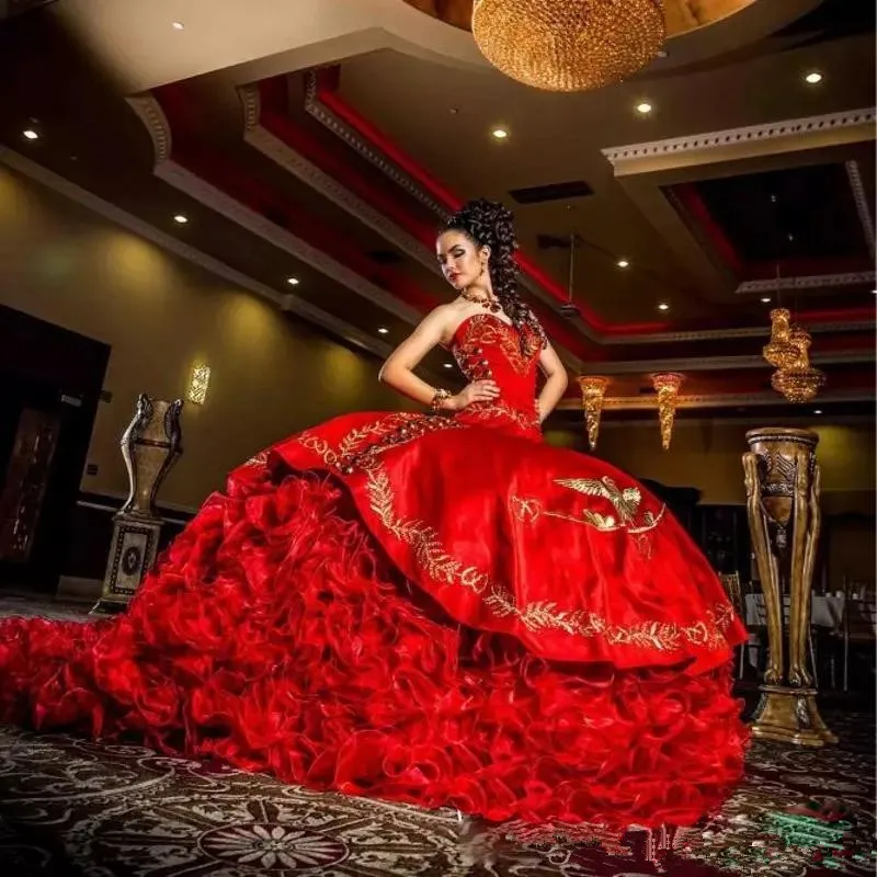 Sevgiliye Kırmızı Nakış Balo Quinceanera Elbiseler Saten Lace up Kat Uzunluk Vestido de Festa Vestidos de Quinceañera Tatlı 16 Elbise