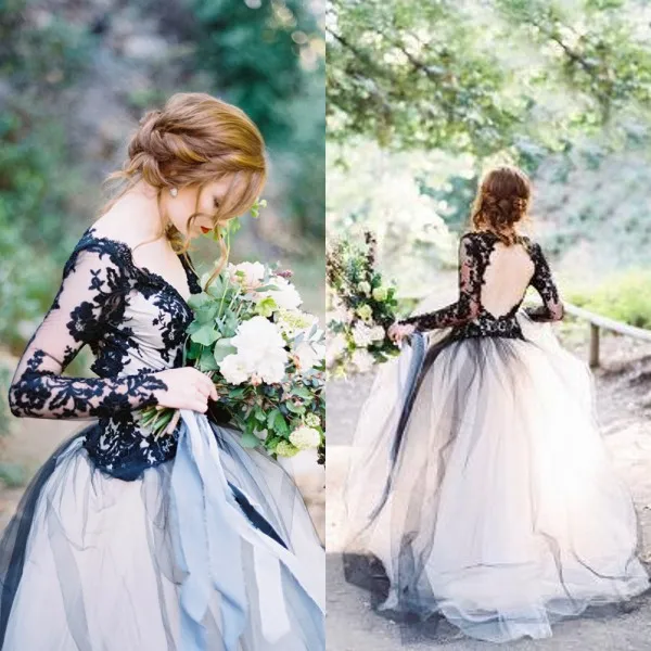 Vacker svart och vitt / ljusgrå gotisk bröllopsklänning v nacke öppen tillbaka illusion långärmad spets approaches trädgård brudklänning brud