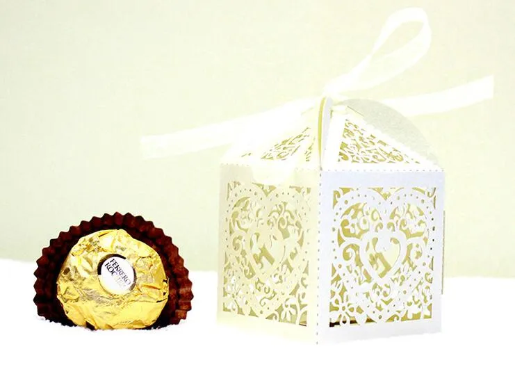 100 sztuk Laser Cut Hollow Heart Flower Candy Box Box Chocolates Pudełka ze wstążką do Wesele Party Baby Shower Favor Prezent