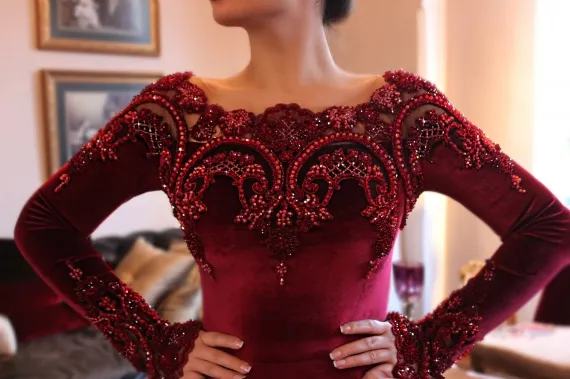 2018 Abaya islámico árabe en Dubai Vestidos de noche musulmanes Escote redondo Terciopelo rojo oscuro Encaje Cuentas de cristal Manga larga Fiesta de sirena Vestidos de baile