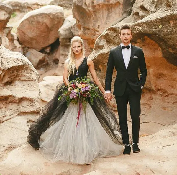 Vintage svart och vitt bröllopsklänning gotisk djup v nacke ärmlös spets topp tulle kjol strand brudklänningar baklöst brudslitage