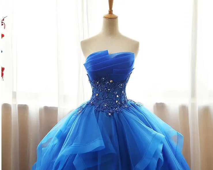 Ausgefallenes königsblaues Ballkleid, Ballkleid, Quinceanera-Kleider, trägerlos, Schnürung hinten, Organza-Schichten, Tüll, Blumenapplikationen mit glänzenden Pailletten