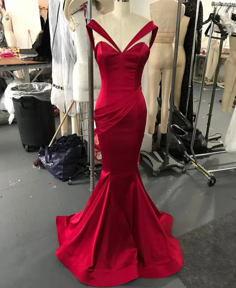 Rote günstige Meerjungfrau-Abschlussballkleider mit Herzausschnitt und plissierten Abendkleidern. Plissee-Vestidos de Fiesta, Sweep-Zug, Satin-formales Kleid