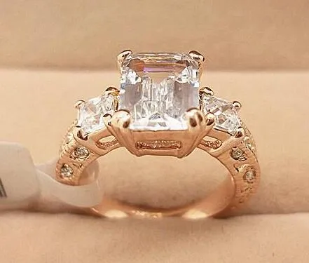 Anillo de bodas de diamantes de lujo rectangular con diamantes de imitación de circonio austriaco brillante chapado en oro rosa de 18 quilates al por mayor 18KRGP