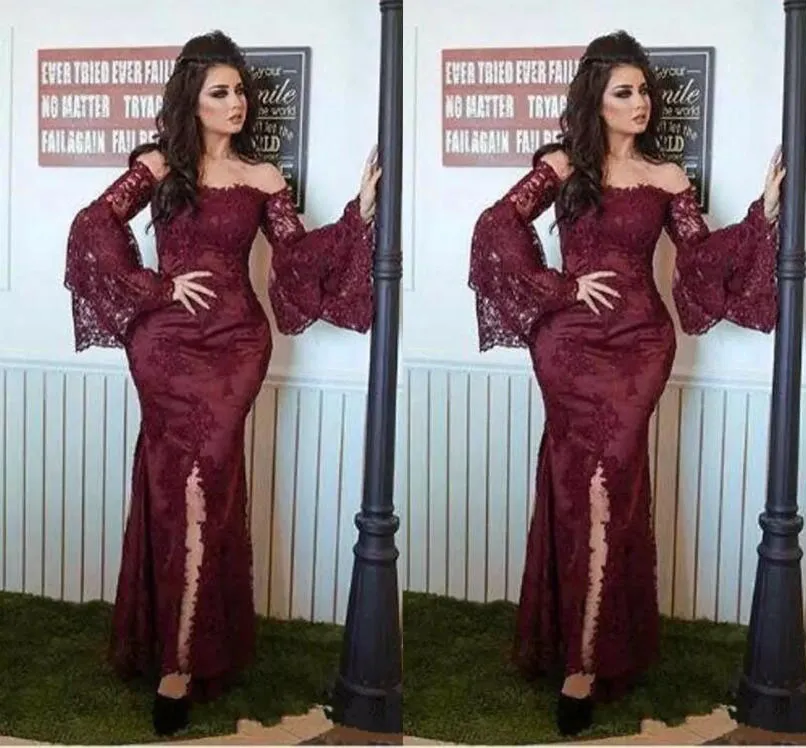 2017 Vintage Borgonha Renda Sereia Mãe Dos Vestidos de Noiva Barato Fora Do Ombro Juliet Manga Longa Lado Dividir Vestido Do Noivo Mãe EN10207