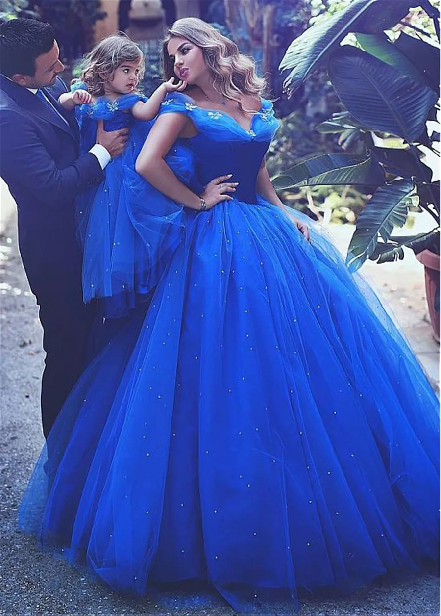 Attraktiva Tulle Off-the-Shoulder Neckline Ball Kappa Formella Klänningar Med Hot Fix Rhinestone Royal Blue Prom Lokaler Med Butterfly Dekoration