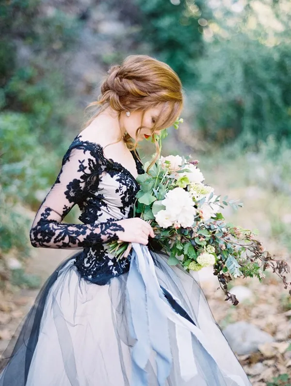 Splendido abito da sposa gotico bianco e nero / grigio chiaro con scollo a V aperto sul retro Illusion maniche lunghe in pizzo con applicazioni da sposa da giardino