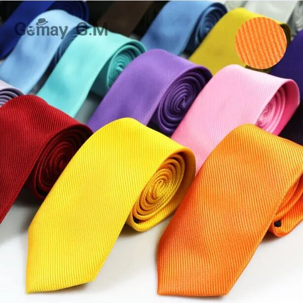 Cravate de cou à rayures chaudes 145 * 8cm 30 couleurs Flèche professionnelle Couleur solide cravate pour hommes pour hommes pour les pères