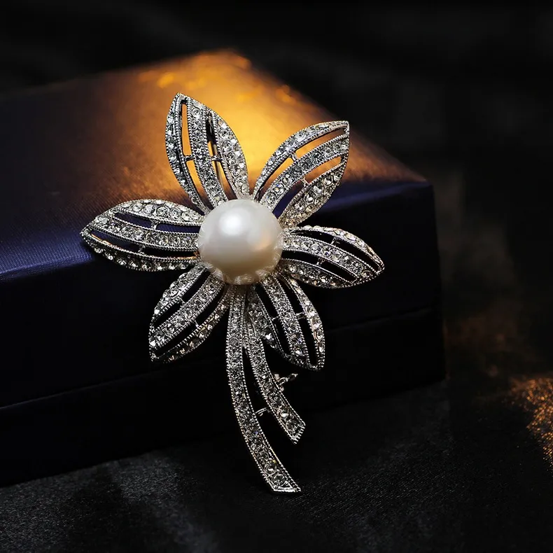 Vintage Flower Pearl Rhinestone Brosch Pin Silver Gold-Plate Alloy Faux Dias Broach För Bridal Bröllop Kostym Party Dress Pin Gift 2016