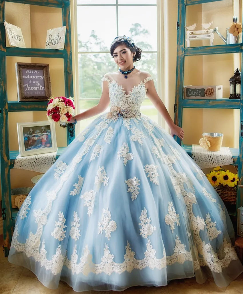 Beliebtes hellhimmelblaues und weißes Quinceanera-Kleid mit Kappe, kurzen Ärmeln, Applikation aus Spitze mit Perlen, Schärpe und Schleife, Ballkleid für 15 Jahre im Jahr 2019