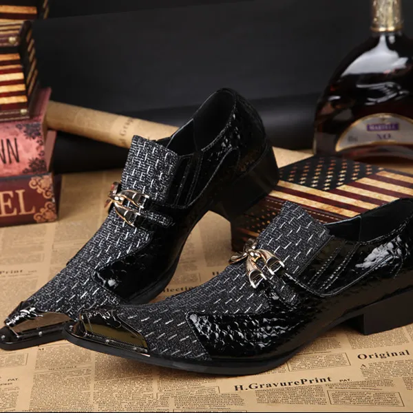 اليدوية البريطانية نمط رجل حذاء عرضي الانزلاق على الأحذية الجلدية حذاء مسطح رجل أسود أوكسفورد الأزياء الأعمال أحذية الزفاف المسامير الربيع الرجال