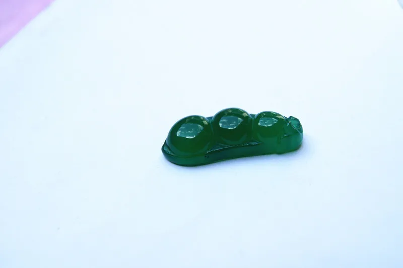 천연 녹색 마노 사계절 녹색 콩 사계절 안전 손으로 조각 한 펜던트 목걸이