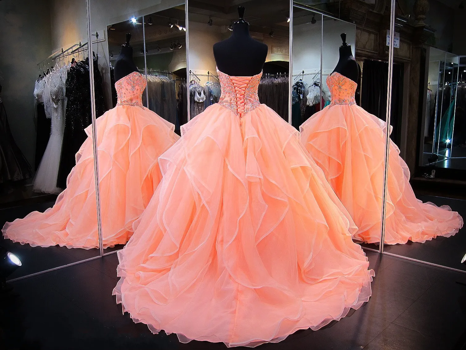 2023 Coral Ball Gowns Quinceanera Dress 연인 가면커 드 크리스탈 구슬 구슬로 된 코르셋 오간자 주름 길이 무도회 가운 달콤한 16 드레스 2698