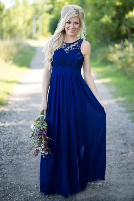 2019 Landstil Royal Blue Lace och Chiffon A-Line Bridesmaid Dresses Lång Billiga Jewek Klipp ut Bak Golvlängd Bröllopsklänning EN6181