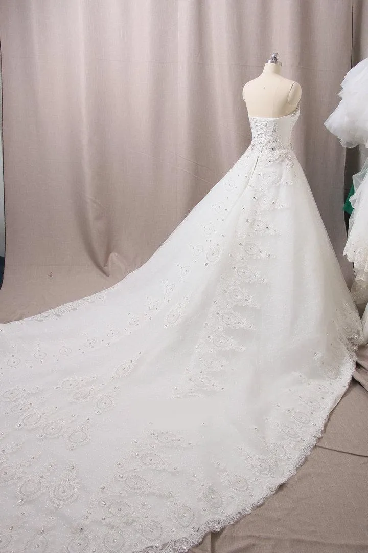 Neueste Luxus-Hochzeitskleider mit Herz-Ausschnitt, Swarovski-Kristallen, Perlen, rückenfrei, Ballkleid, Kapellenschleppe, Bling, maßgeschneiderte elfenbeinfarbene Brautkleider