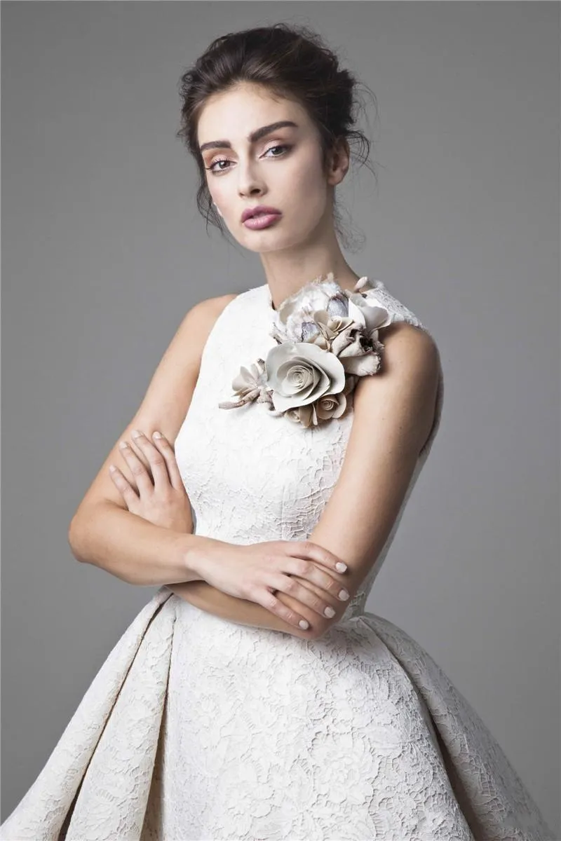 Krikor Jabotian Wysokie Niski Prom Dresses Klejnot Dekolt A-Line Flower Appliqued Party Sukienka Krótkie Koronki Suknie Wieczorowe