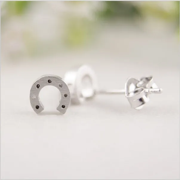 Specially designed for women's fashion horseshoe earrings, swallow stud earrings wholesale section woman the best gift