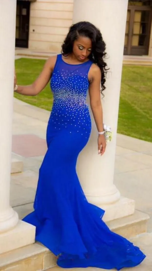 Sexig Elegant Backless Prom Klänningar Monterade Mermaid Royal Blue Formal Evening Party Kappor Sheer Jewel Neck Ärmlös Med Pärlor