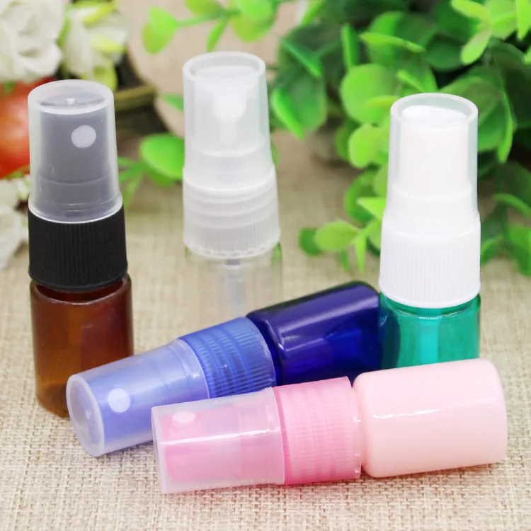 100 stks 5 ml Clear Brown Pink Blue Green Round Shoulder Herbruikbare Essence Spray Container of Parfum Huidverzorging Lege Plastic Flessen