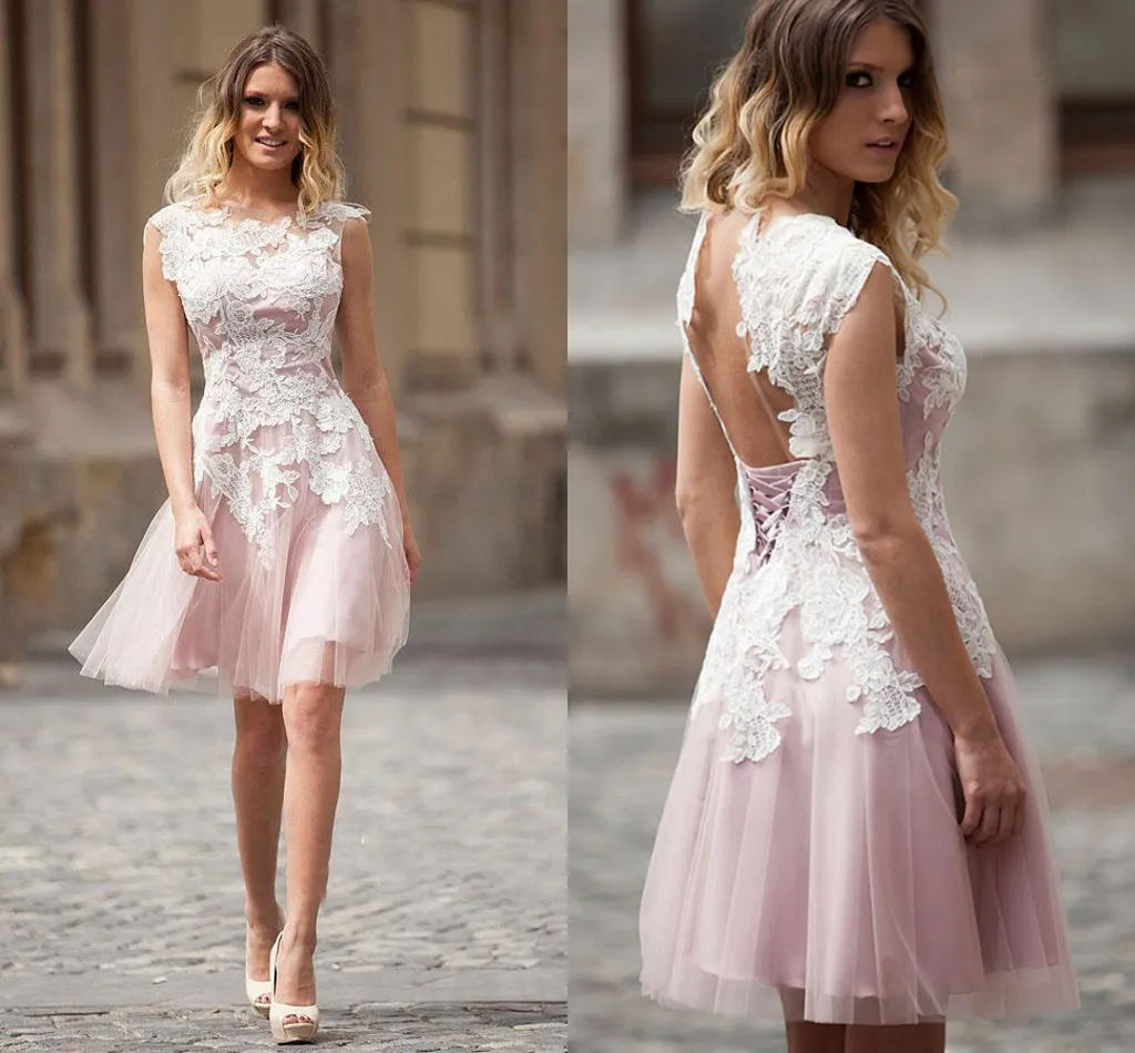 Korta Eleganta Homecoming Klänningar Med Vit Lace Applique Light Pink Jewel Kort Capped Afton Klänningar Öppna Back Lace-Up Custom Prom Dress