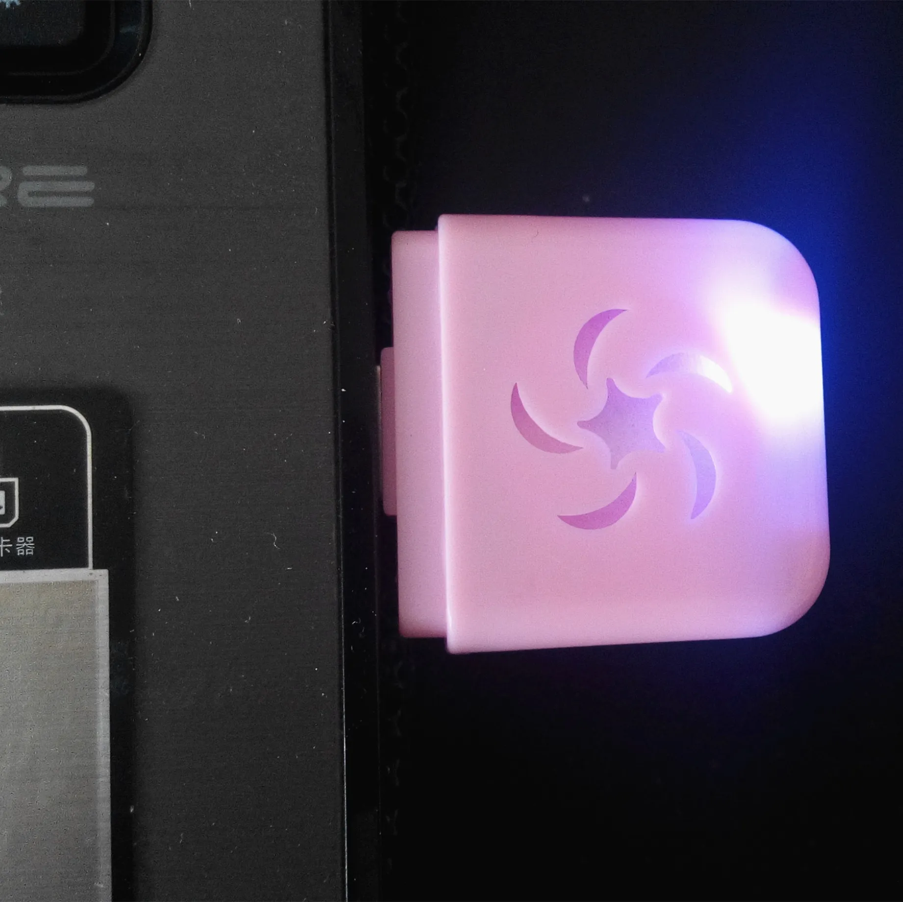 1 ADET / GRUP Perakende Ev PC Araba Koku Mikro Mini Aroma USB Difüzör Örnek Led Işık ile Pembe Mavi (Uçucu yağ olmadan)